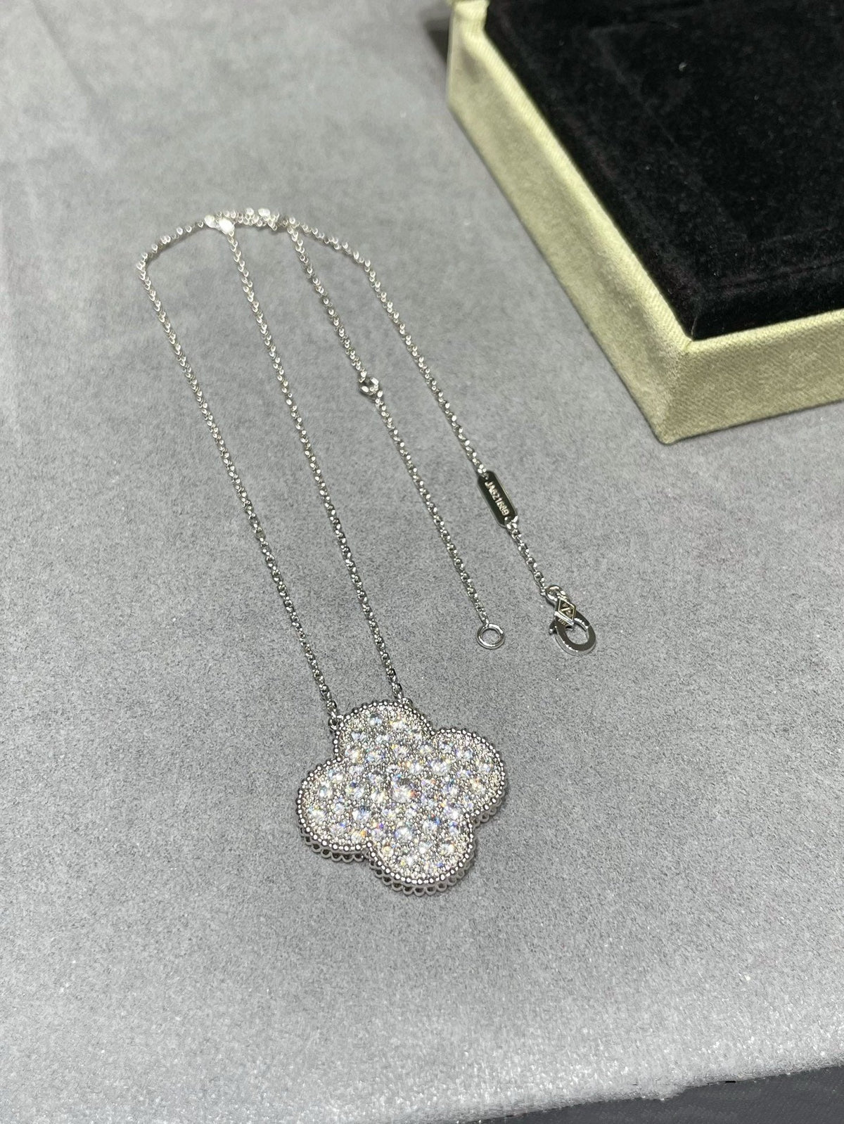 [⭐Hesperis Jewelry]CLOVER 25MM LARGE PENDANT DIAMOND PAVED SILVER NECKLACE