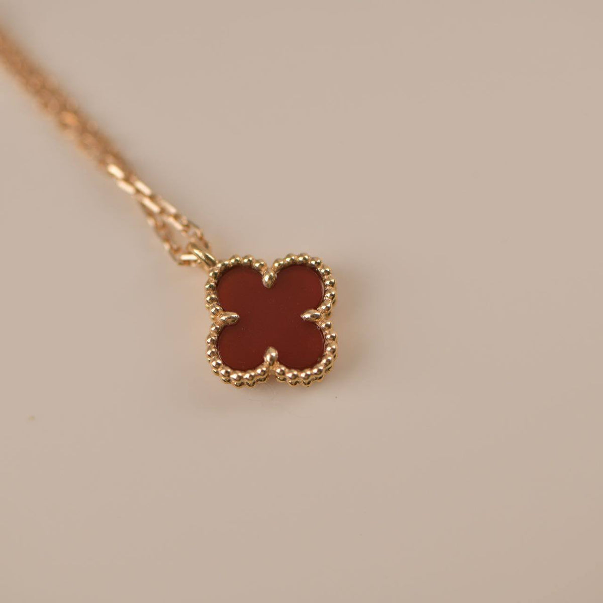 [⭐Hesperis Jewelry]CLOVER MINI 9.5MM WHITE CARNELIANS NECKLACE