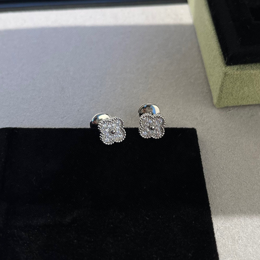 [⭐Hesperis Jewelry]CLOVER MINI DIAMOND STUD EARRINGS